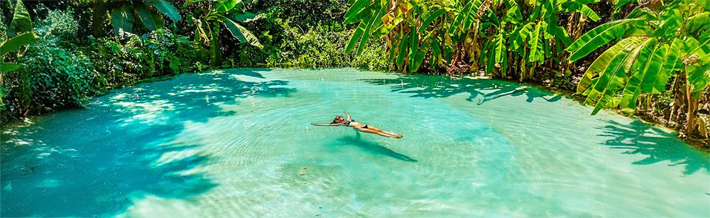 Uma mulher mergulhando nas águas cristalinas de um lago em Jalapão